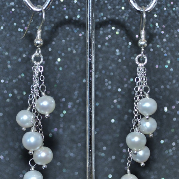 Boucles d’oreilles White Pearl Shower Dangle. Chaînes en argent sterling, véritables perles d’eau douce en cascade, non plaquées, sans nickel et hypoallergéniques.