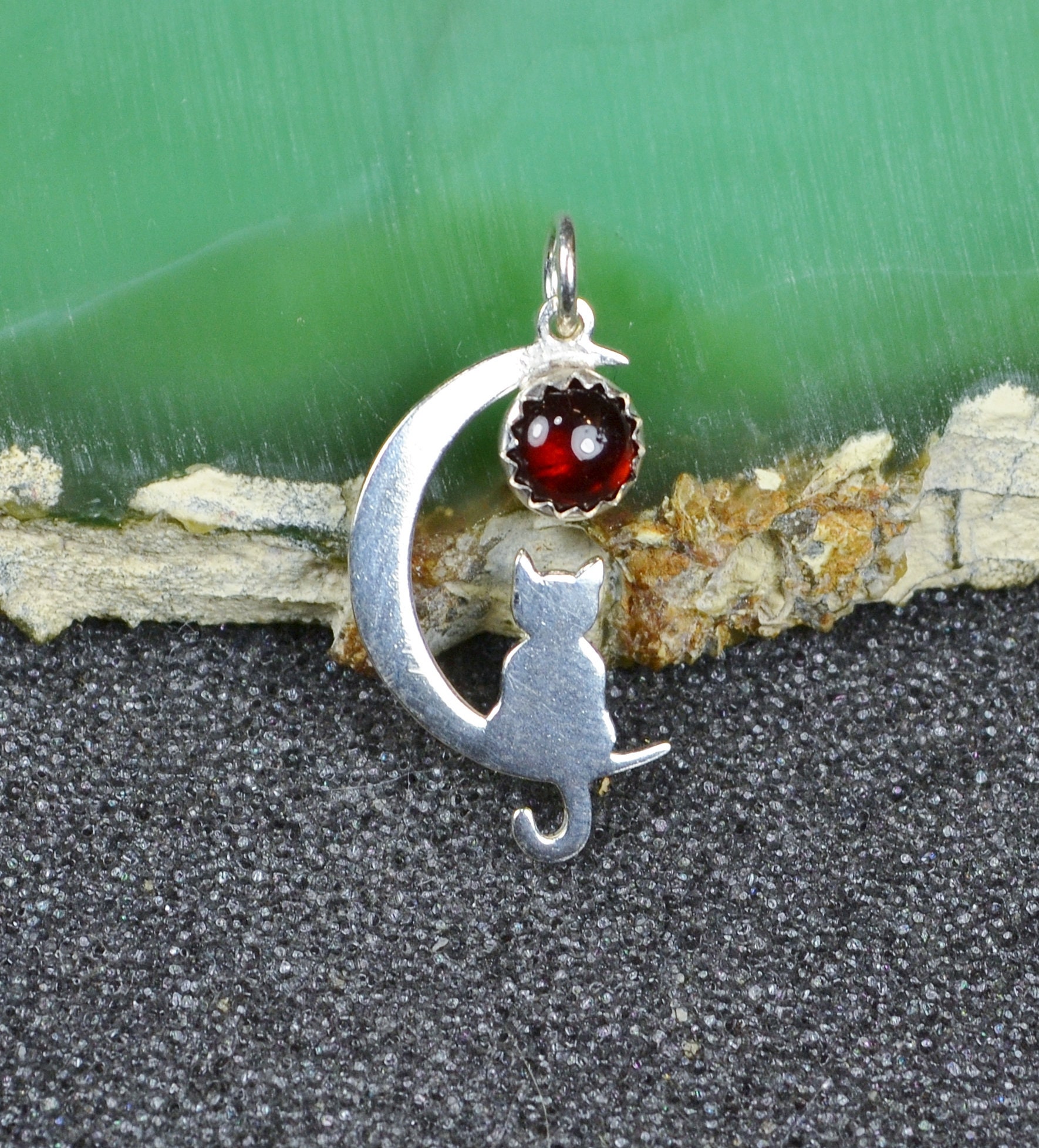 Collana in argento sterling gatto sulla luna - gatto in argento massiccio su luna crescente - collana in argento sterling, gioielli in argento 925 con fasi lunari. 2156 - Italia