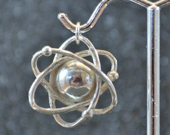 Colgante de átomo dimensional fundido hueco: modelos de estructura subatómica estilizada en plata de ley, sin baño, sin níquel e hipoalergénico.