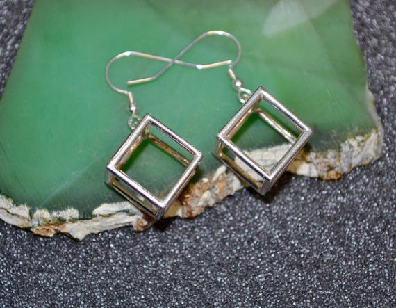 Orecchini pendenti con strass verde brillante alla moda