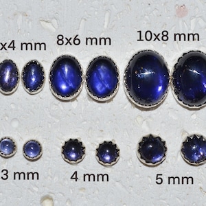 Peut inclure: Plusieurs pierres précieuses cabochon bleues de différentes tailles, dont 6x4 mm, 8x6 mm, 10x8 mm, 3 mm, 4 mm et 5 mm. Chaque pierre est sertie dans une lunette en argent. L'image présente les différentes tailles disponibles.