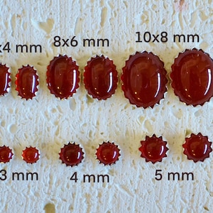Op de afbeelding: Assortiment van rode flessendoppenversieringen in verschillende maten, waaronder 3 mm, 4 mm, 5 mm, 6x4 mm, 8x6 mm en 10x8 mm.