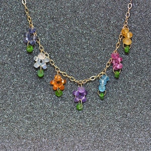 Echte Edelsteine Gold fill Facettierte Rondelle Blumen-Halskette!  Eine schlichte, zierliche Perlenkette mit Opal als Mittelpunkt.