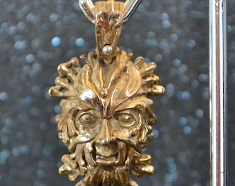 Gegoten massief groene man-hanger - Bronzen antropomorfe voorstelling van wedergeboorte en lente, niet-verguld, nikkelvrij en hypoallergeen.