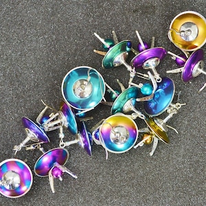Gegoten vliegende schotel 3D-oorbellen - kies een kleur! Zilveren en kleurrijke niobium-buitenaardse ontdekkingsreizigers, nikkelvrij en hypoallergeen.