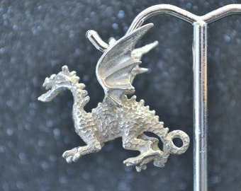 Gegossener 3D-Fantasy-Anhänger „Großer Drache“. Ausladende Flügel mit gekräuselter Schwanzhaltung. Sterlingsilber, nicht plattiert, nickelfrei und hypoallergen.