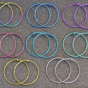 18 g. Brincos de argola de nióbio de 1 1/8" (29 mm) - Escolha uma cor! Joias corporais para cartilagem e lóbulos, sem níquel e hipoalergênicas.