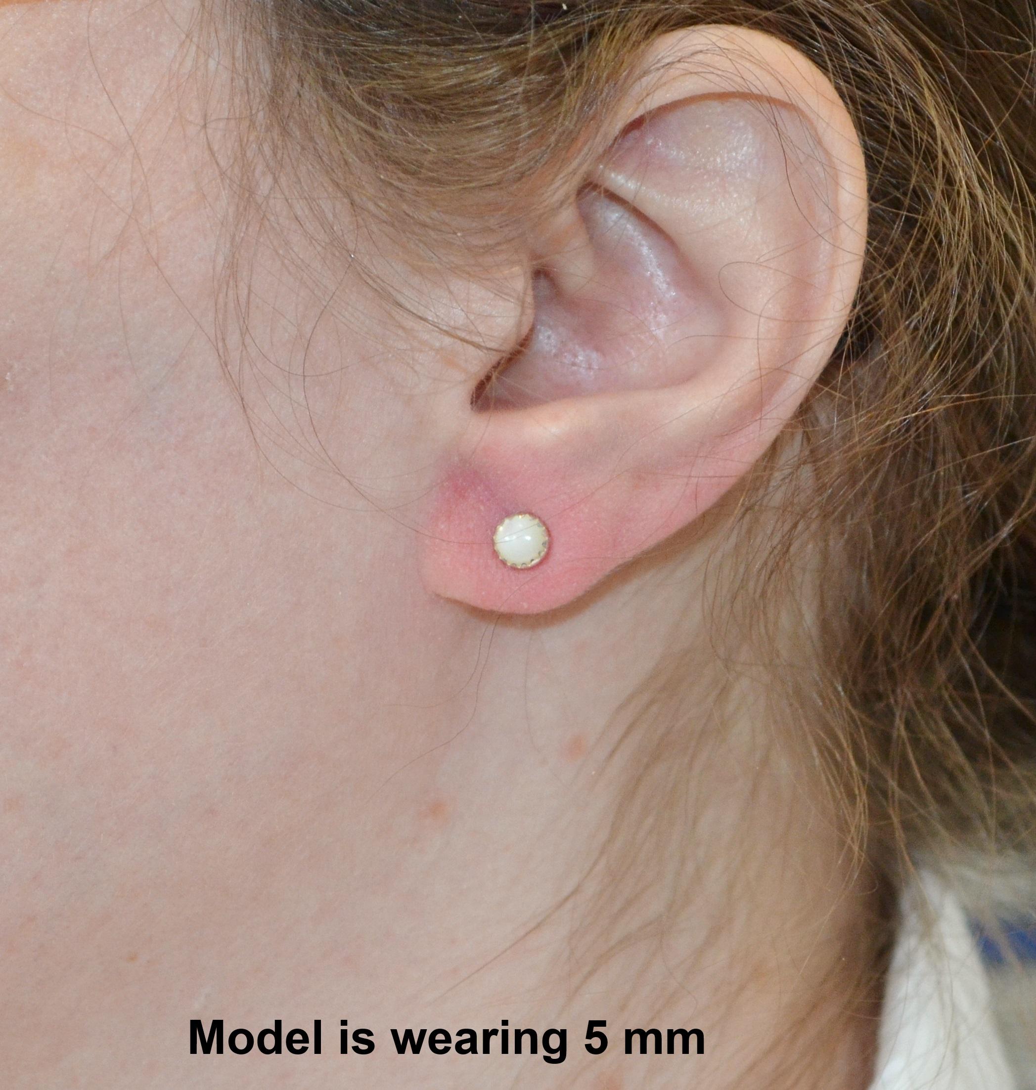 Boucles D'oreilles Puces En Nacre Blanche Gravée - Monture Acier Chirurgical, Neuf Avec étiquettes