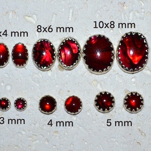 Echte geverfde rode Paua Shell Cabochon Stud Oorbellen - Kies een maat! Sterling zilveren oorbellen, niet verguld, geen nikkel en hypoallergeen.