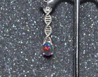 Ciondolo o ciondolo DNA a doppia elica con opale Welo nero. Argento sterling, gemma sfaccettata 8 x 6 mm, non placcata, senza nichel e ipoallergenica.