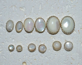 Orecchini a bottone cabochon in madreperla bianca autentica - Scegli una taglia! Perni in argento sterling, non placcati, senza nichel e ipoallergenici.