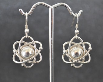 Boucles d’oreilles Hollow Cast Dimensional Atom - Modèles de structure subatomique stylisée en argent sterling, non plaqués, sans nickel et hypoallergéniques.