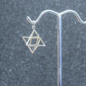 Gegossener Merkaba Stern oder Sternokkaeder Anhänger. Sterling Silber, einfach, zierlich, minimalistisch, nickelfrei und hypoallergen.