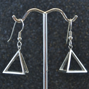 Cast Tetrahedron Pyramid Dangle Earrings (d4)- Silver, 3D, geometric, triangular wire outlines, non-plated, nickel free and hypoallergenic.