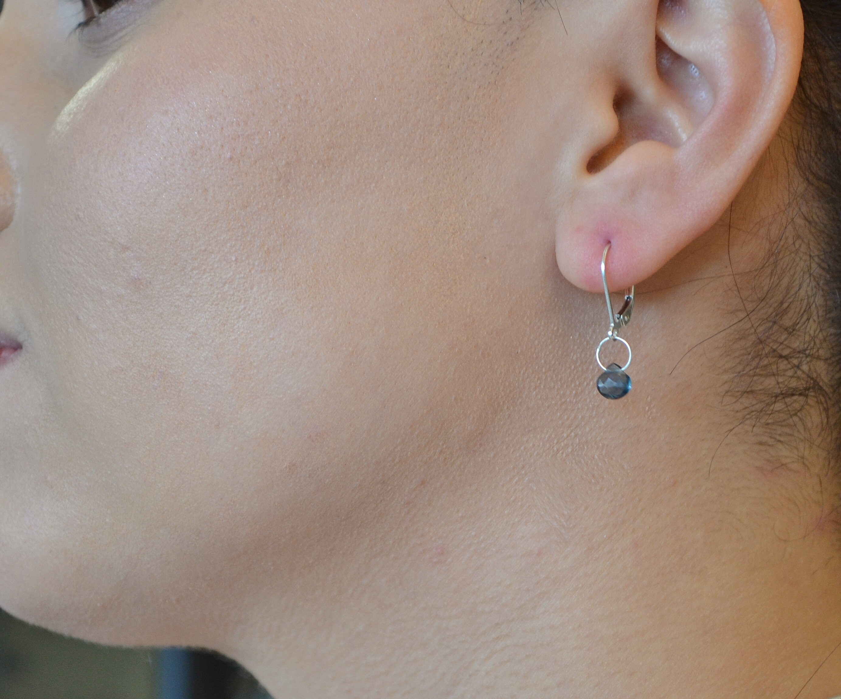 Boucles D'oreilles En Argent Plaqué Or Avec Topaze Bleue Briolette - Marque ROSEMIMOSA - Neuf Avec étiquettes