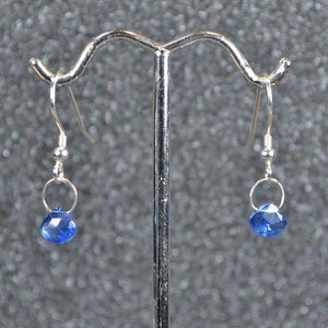 Oryginalne kolczyki z fasetowanym briolette z kyanitu, zapięcie na haczyk lub dźwignię, wybór należy do Ciebie! Delikatne, proste, warstwowe klasyczne niebieskie kamienie szlachetne w srebrze próby 925.