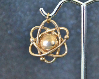 Colgante de átomo dimensional fundido hueco: modelos de estructura subatómica estilizada de bronce, sin revestimiento, sin níquel e hipoalergénico.