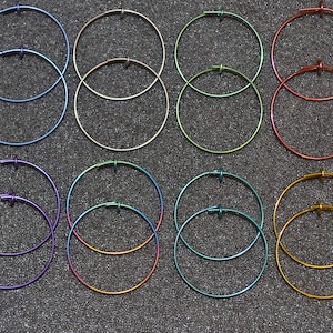 Brincos de argola de nióbio de 7/8" (22 mm) - Escolha uma cor! 20g. Joia corporal para cartilagem e lóbulos, sem níquel e hipoalergênica.
