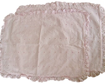 vintage Yves Delorme Paire de taies d'oreiller boudoir roses à oeillets garniture à volants • Fabriqué en France