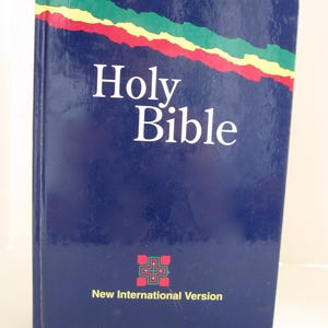 Santa Biblia NVI Versión de los años 70 y 80 con notas al pie Tapa dura azul real Zondervan • Cartas de colores • EE. UU.