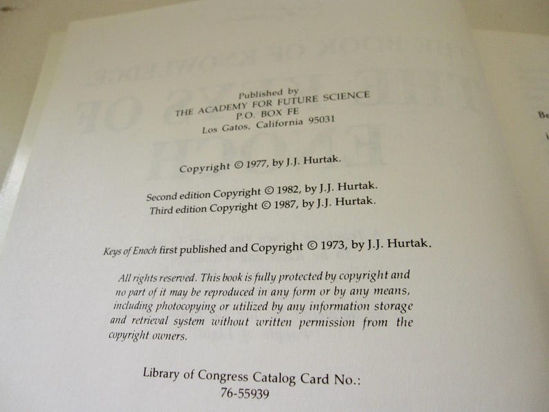 Peut inclure: Gros plan sur une page de livre avec du texte. Le texte comprend des informations sur le droit d'auteur pour "Keys of Enoch" par J.J. Hurtak, publi&eacute; par The Academy for Future Science &agrave; Los Gatos, Californie. Le num&eacute;ro de la carte de catalogue de la Biblioth&egrave;que du Congr&egrave;s est 76-55939.