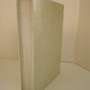 Peut inclure: Un livre &agrave; couverture rigide avec une couverture vert clair. Les pages du livre sont visibles sur le c&ocirc;t&eacute; gauche, et le dos est &agrave; gauche. La couverture a un aspect l&eacute;g&egrave;rement textur&eacute;.