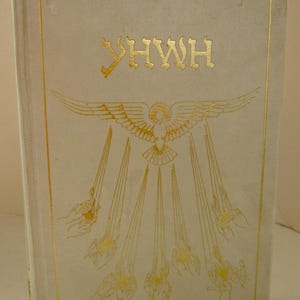 Peut inclure: Livre vintage &agrave; couverture cr&egrave;me avec lettrage et illustrations dor&eacute;s. La couverture pr&eacute;sente les lettres h&eacute;bra&iuml;ques YHWH et une illustration d&eacute;taill&eacute;e d'une colombe aux ailes d&eacute;ploy&eacute;es et des rayons &eacute;manant de celle-ci.