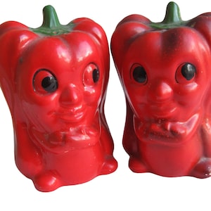 Vintage 60s Red Bell Pepper Smiling Salt & Pepper Shakers Anthropomorphic JAPAN