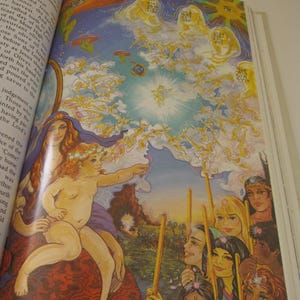 Peut inclure: Illustration color&eacute;e tir&eacute;e d'un livre, repr&eacute;sentant une sc&egrave;ne c&eacute;leste avec des personnages et un paysage. L'&oelig;uvre pr&eacute;sente une figure centrale, entour&eacute;e d'autres personnages et d'un ciel vibrant.