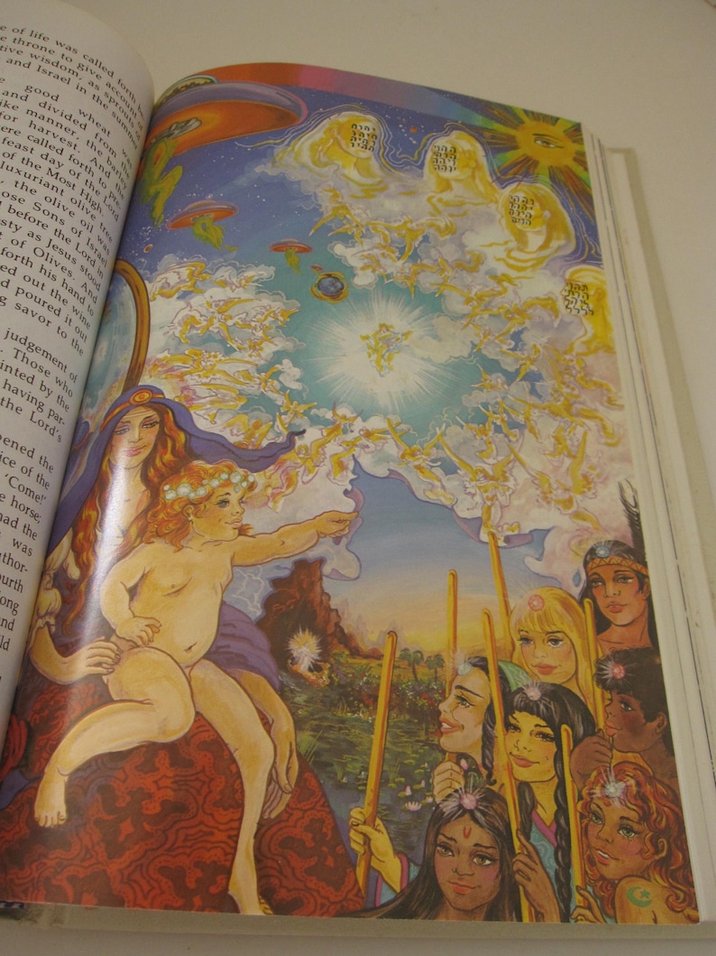 Peut inclure: Illustration color&eacute;e tir&eacute;e d'un livre, repr&eacute;sentant une sc&egrave;ne c&eacute;leste avec des personnages et un paysage. L'&oelig;uvre pr&eacute;sente une figure centrale, entour&eacute;e d'autres personnages et d'un ciel vibrant.