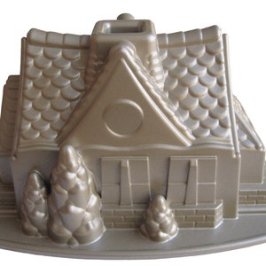 Nordic Ware Gingerbread House Cake Pan Bundt Mold 9 Cup Heavy Cast Aluminum • Made in the USA