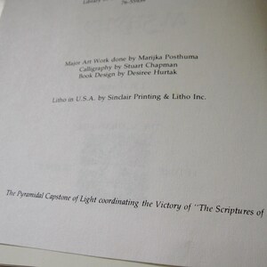 Peut inclure: Une page imprim&eacute;e avec du texte. Le texte comprend les noms Marijka Posthuma, Stuart Chapman et Desiree Hurtak. Le texte comprend &eacute;galement l'expression "The Pyramidal Capstone of Light coordinating the Victory of 'The Scriptures of Light.'"
