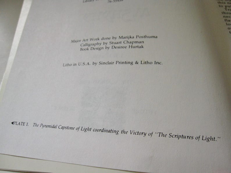 Peut inclure: Une page imprim&eacute;e avec du texte. Le texte comprend les noms Marijka Posthuma, Stuart Chapman et Desiree Hurtak. Le texte comprend &eacute;galement l'expression "The Pyramidal Capstone of Light coordinating the Victory of 'The Scriptures of Light.'"