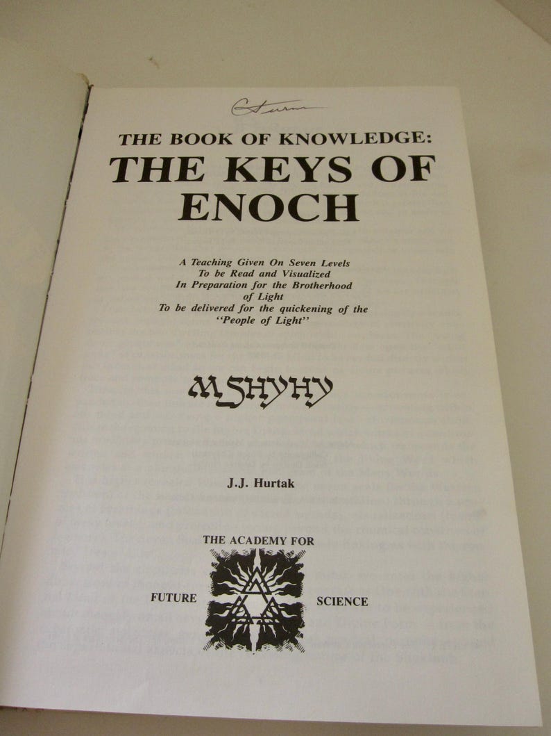 Peut inclure: Livre ouvert intitul&eacute; "THE BOOK OF KNOWLEDGE: THE KEYS OF ENOCH" avec du texte sur l'enseignement et la fraternit&eacute;. Auteur J.J. Hurtak. Comporte le logo de l'Acad&eacute;mie pour la Science Future. Pages blanches avec texte noir.