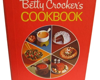 Vintage Betty Crocker Pie Cover Cookbook 1976 Red Hardcover 5 Ring Binder • Comfort Food Recipes • Printed in the USA