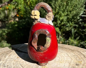 Rotes Raku-Vogelhaus: Handgemachte hängende Keramik