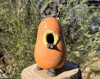 Orange Raku fågelholk: Handgjord stengodskeramik, unik trädgårdsdekoration