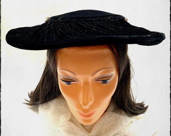 Rare Womens Ladies Black 1950s EXQUISITE Velvet HAT *Vintage DAYTONS Creation Look*