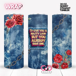 Puede incluir: Un vaso recto delgado de 20 oz con un diseño de mezclilla. El vaso presenta rosas rojas, una cadena plateada y el texto "I'd give you a nasty look but you already have one." El diseño envuelve todo el vaso.