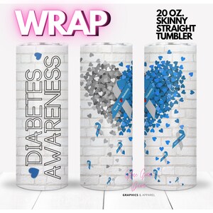 K&ouml;nnte beinhalten: Ein 591 ml schlanker, gerader Becher mit wei&szlig;em Ziegelhintergrund. Der Becher zeigt die Worte "Diabetes Awareness" und blaue Herzen. Weitere Designs sind ein Herz aus blauen und grauen Herzen und ein blaues Band mit den Worten "Typ-1-Diabetes".