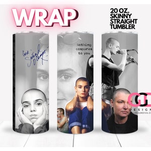 Puede incluir: Un vaso recto delgado de 20 oz. con imágenes en blanco y negro de una cantante. El vaso tiene la palabra "WRAP" en rosa y el texto "Nothing compares to you". El vaso también tiene una firma.