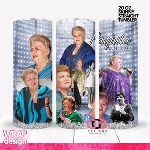 Op de afbeelding: Een slanke rechte tumbler van 20 ounce met een zilveren glitterachtergrond. De tumbler heeft een collage van foto's van een vrouw die zingt en optreedt op het podium. De tekst "Paquita La Del Barrio" is op de tumbler gedrukt.