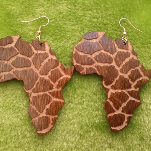 Afrika Holzohrringe mit Tierdruck, afrikanische Landkarte mit Giraffenmuster