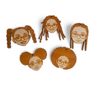 5 paia di semplici orecchini a forma di ciocche di capelli afro di bambine africane in legno, realizzati artigianalmente con taglio laser, silhouette di bambine nere, legno grezzo