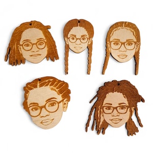 5 paia di semplici orecchini a forma di ciocche di capelli afro di bambine africane in legno, realizzati artigianalmente con taglio laser, silhouette di bambine nere, legno grezzo