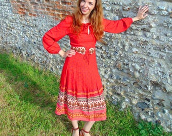Vintage 70s Hippie Folk Dress / Lace Up Corset Belt / Floaty Ethnic Print / Bow Neck Midi Dress / Cuff Sleeves / Bishop Sleeve / UK 8 10 / S