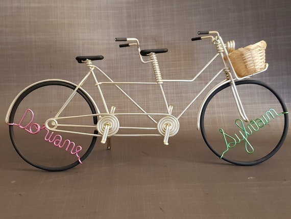Bicicleta tándem de alambre de aluminio en miniatura con cesta. -   España