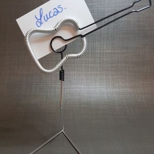 Gitaar plaatskaarten in handgemaakte aluminiumdraad huwelijksdecoratie, tafeldecoraties