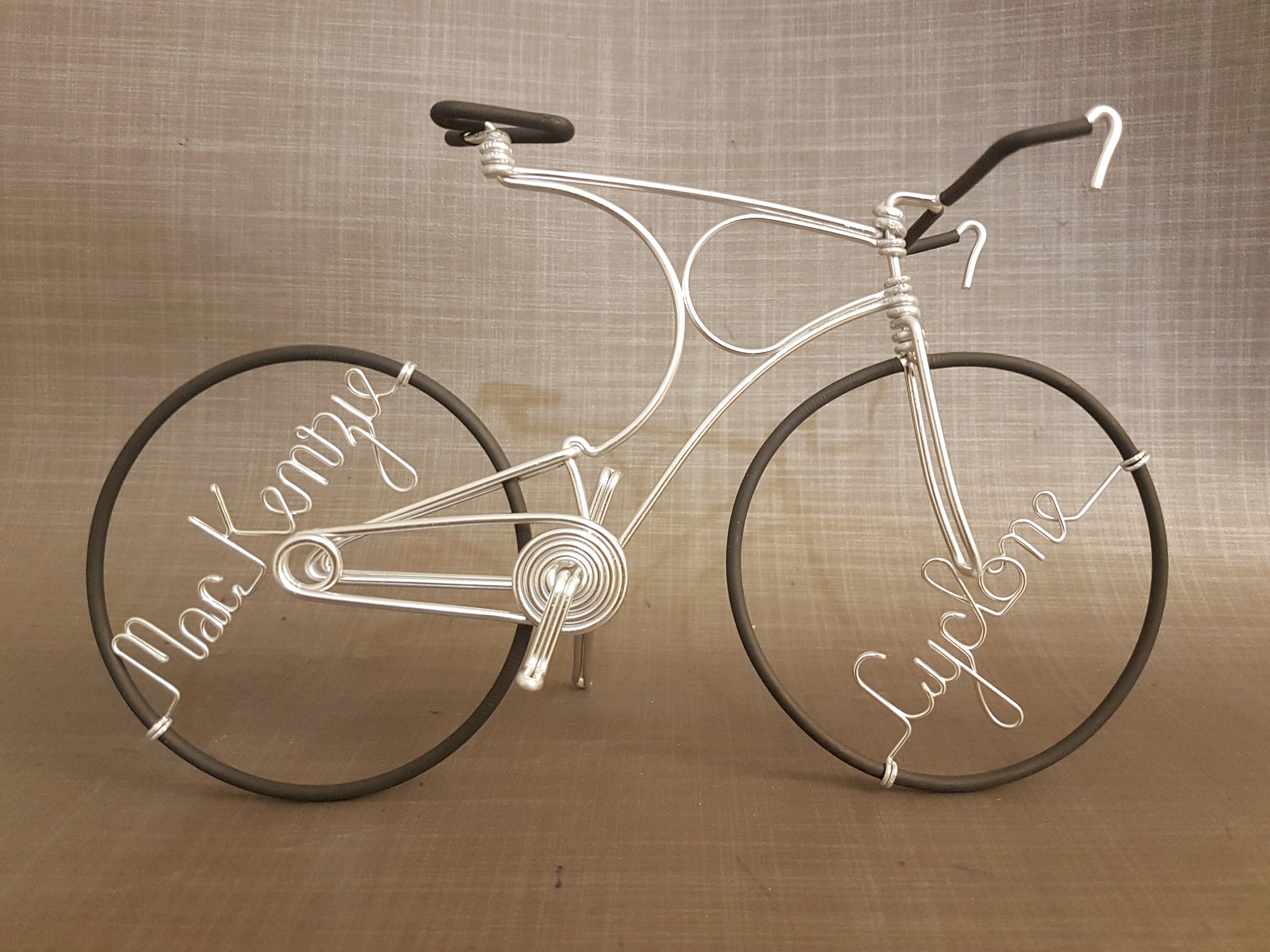 Vélo Miniature Inspiré Du Modèle Mackenzie Cyclone en Fil Aluminium Fait Main