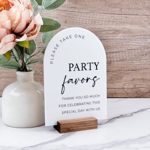 Letrero de mesa con arco de recuerdos de fiesta, letrero de recuerdos de fiesta, letrero de boda de acrílico con escritura moderna, letreros para mesa de boda